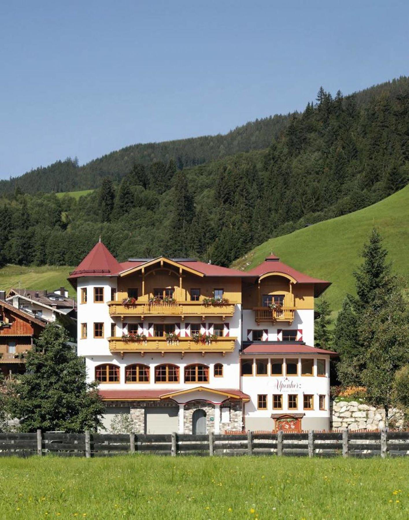 גרלוס Alpenherz Hotel Garni מראה חיצוני תמונה